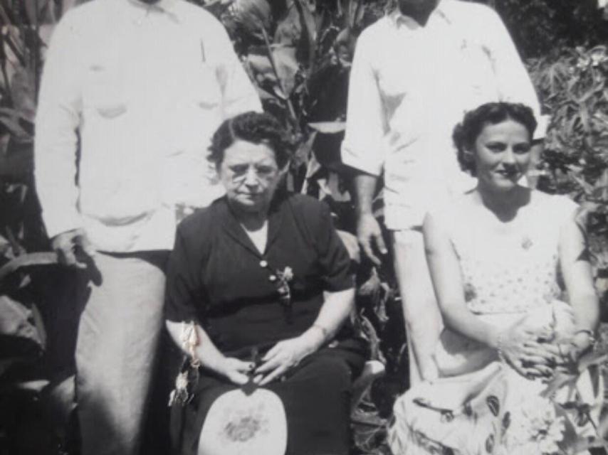 Antonio Mata y Alvarez, Antonio Alberto Mata y su madre, Francisca Suárez Rodríguez.