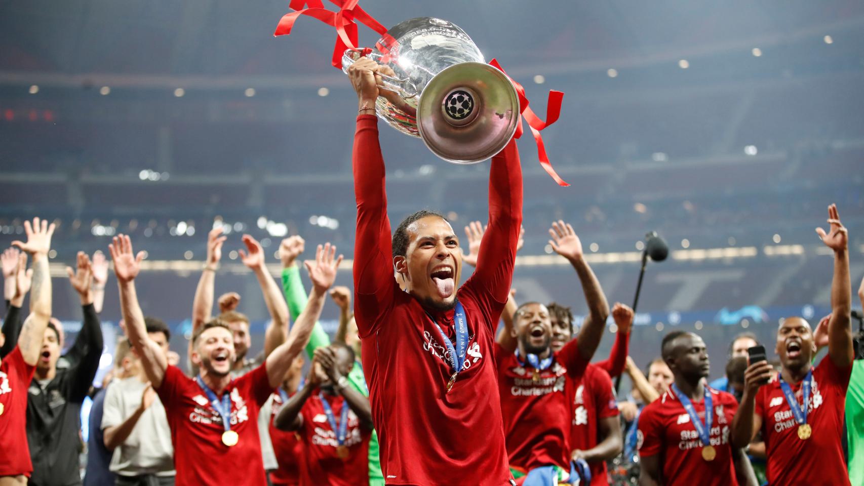 Van Dijk levanta 'La Orejona' tras la victoria del Liverpool ante el Tottenham en la final de la Champions League 2018/2019