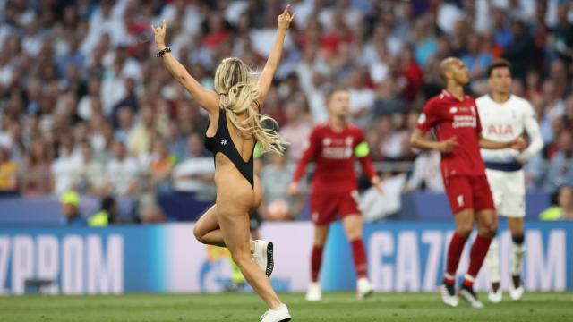Una espontánea semidesnuda paraliza la final de la Champions League