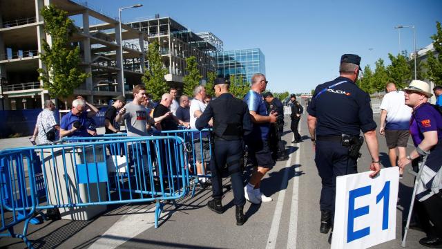 Control antes de la entrada al Wanda Metropolitano