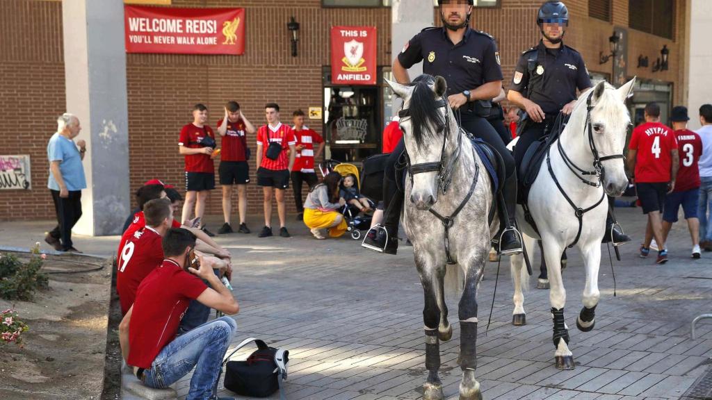 Dos agentes a caballo