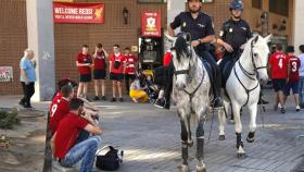 Dos agentes a caballo