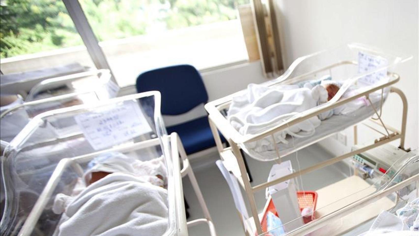 Bebés en un hospital. Foto de archivo.