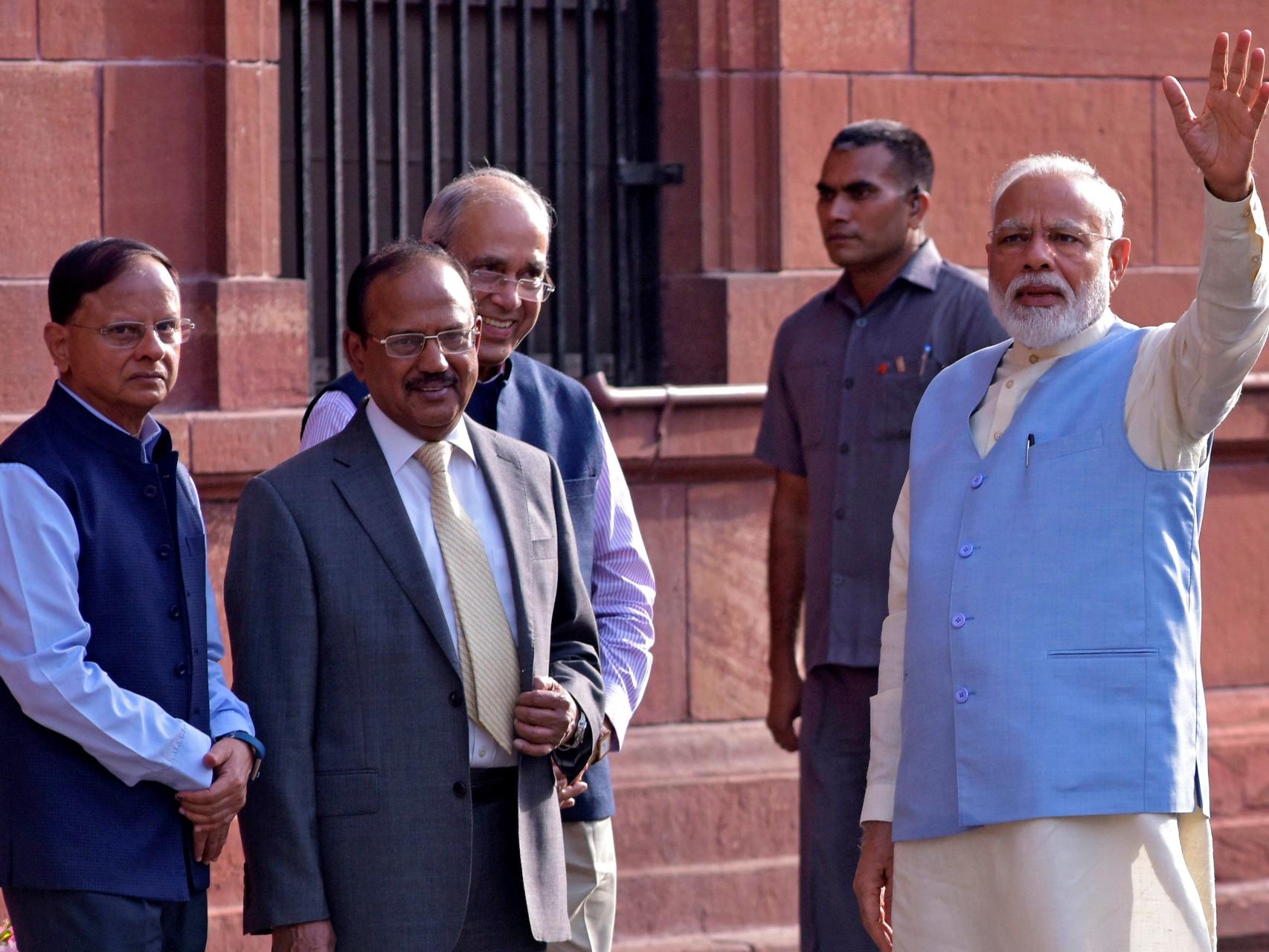 Narendra Modi (derecha), recientemente reelegido primer ministro de India.