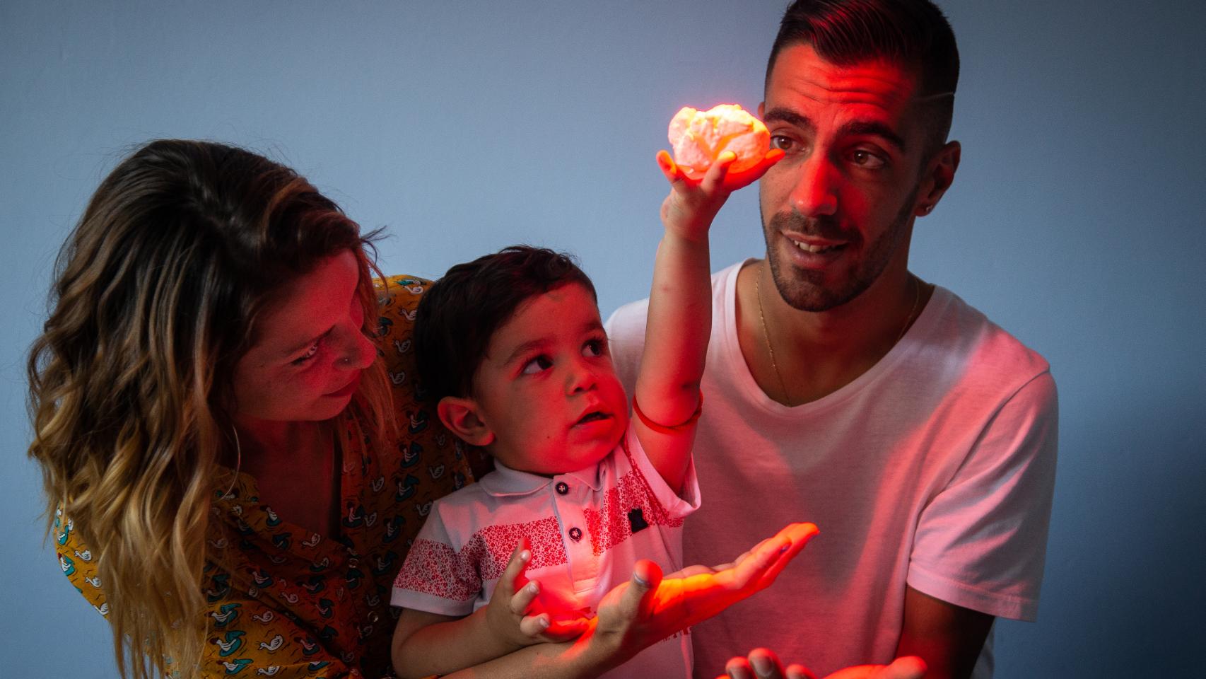 El pequeño Adríán, en brazos de sus padres, sosteniendo una recreación de su propio corazón impreso en tres dimensiones.