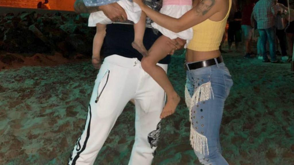 José Antonio Reyes junto a su esposa y sus dos hijas.