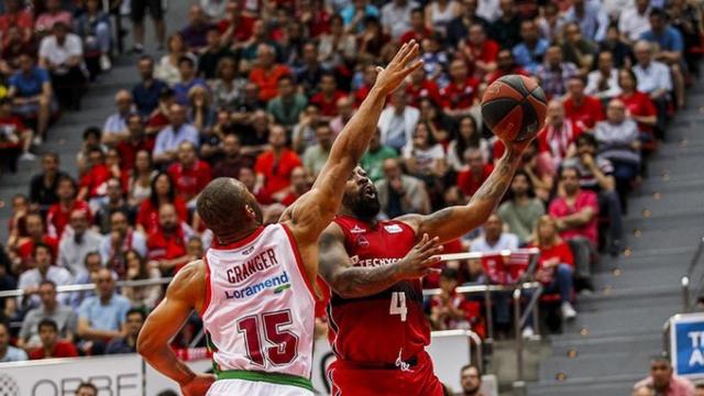 Bo McCalebb intenta una bandeja ante Jayson Granger. Foto: Twitter (@BasketZaragoza)