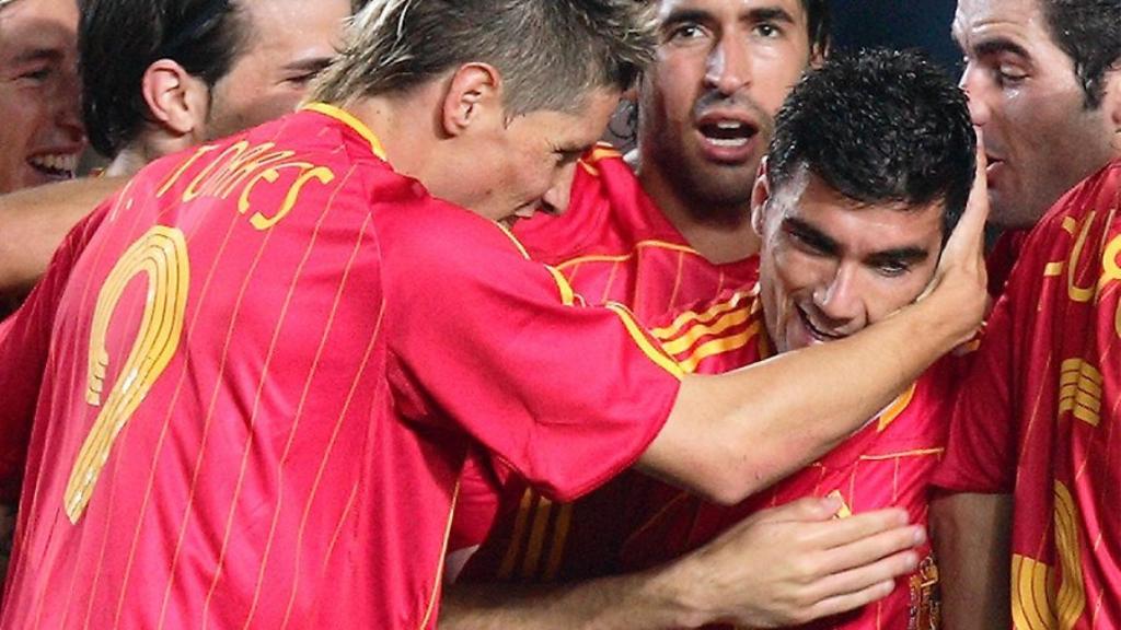 José Antonio Reyes celebra un gol con la Selección