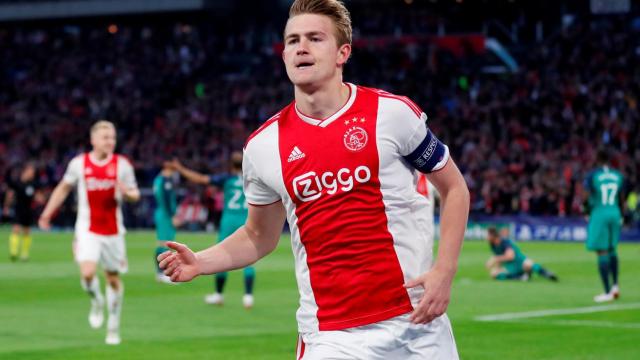 De Ligt celebra un gol con el Ajax