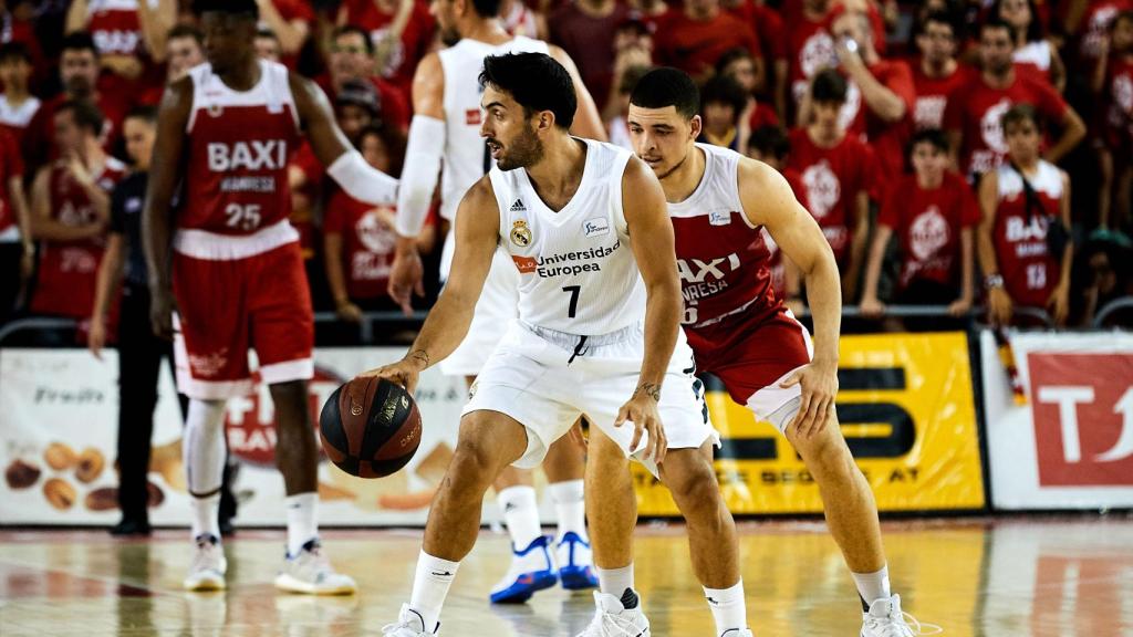 Campazzo controla el balón en el Baxi Manresa - Real Madrid