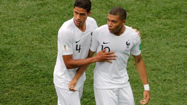 Varane y Mbappé, con Francia