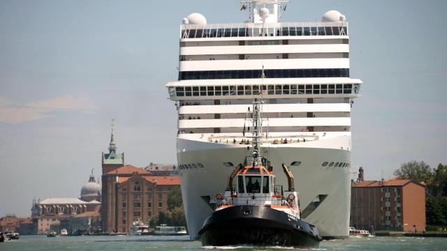 Crucero que ha colisionado con un barco en Venecia