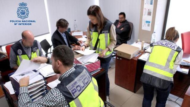 Los agentes registrando una de las oficinas de la falsa asociación.