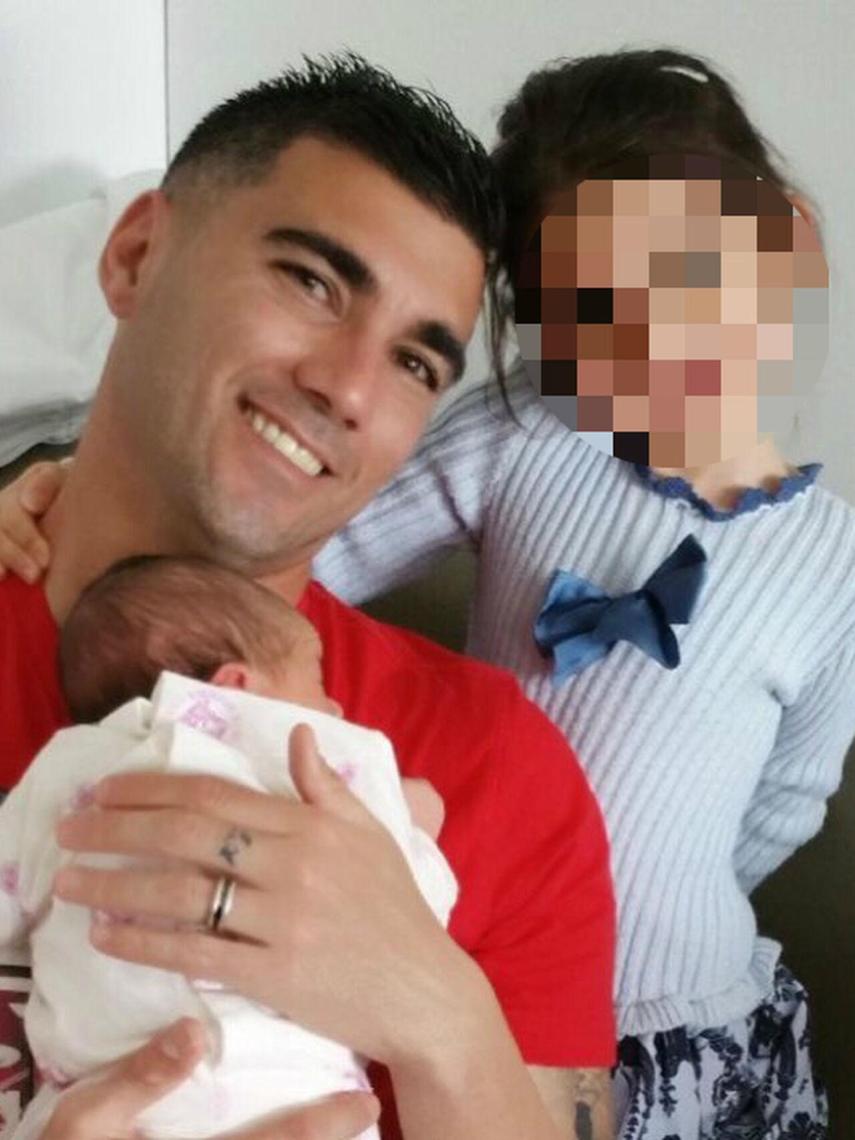 José Antonio Reyes, junto a sus hijas pequeñas, Noelia y Triana.