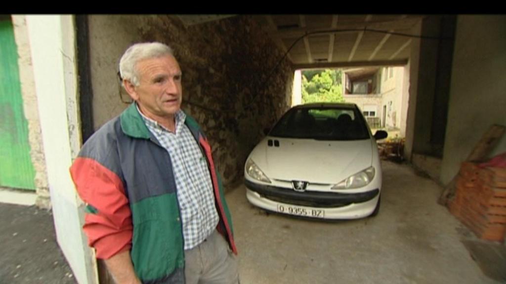 El padre de Sheila, junto al Peugeot de la joven, donde fue asesinada.