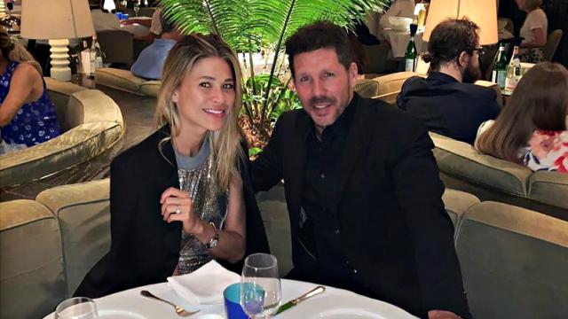 Diego Simeone y Carla Pereyra en una imagen de Instagram.