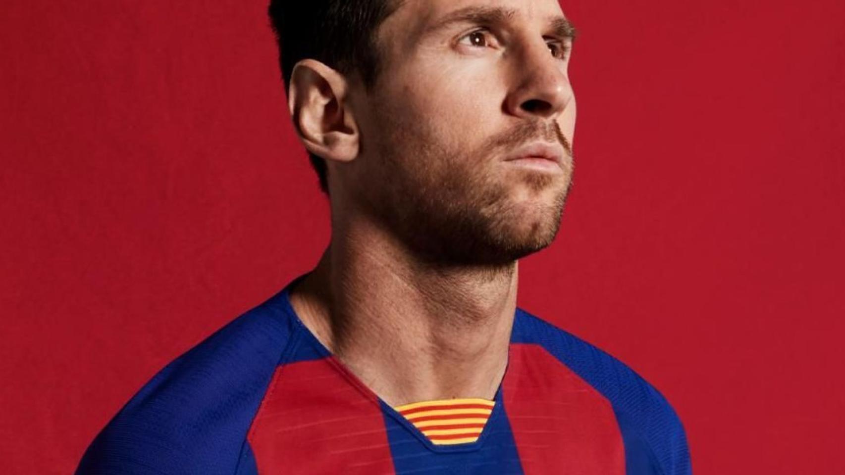 Lionel Messi con la primera equipación del Barcelona para la 2019/2020. Foto: fcbarcelona.es