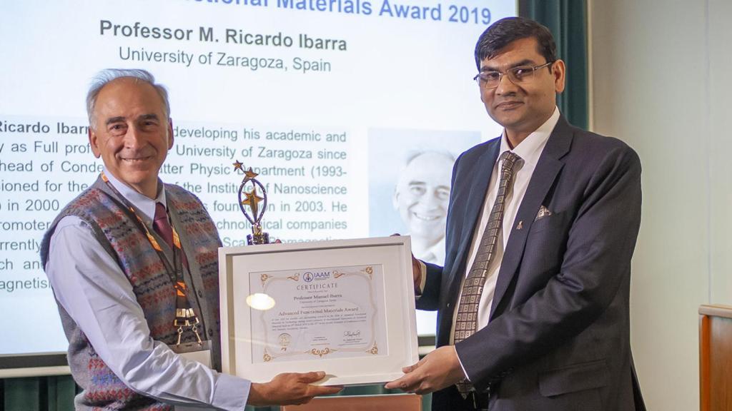 El profesor Ibarra recogiendo el premio internacional de materiales avanzados.