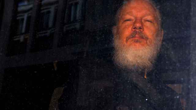 Julian Assange, fundador de Wikileaks, en un furgón policial en Londres.