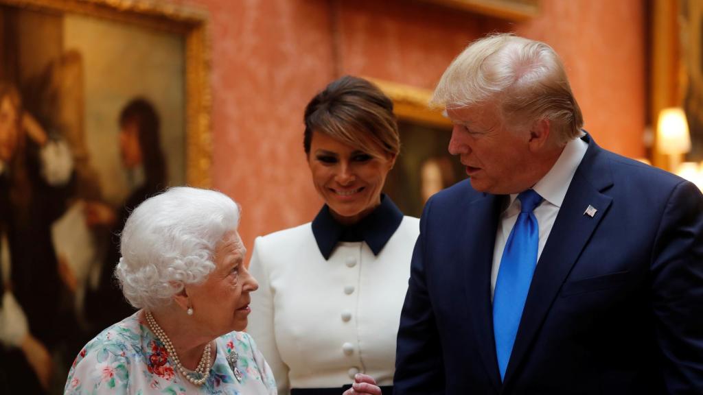 La Reina Isabel II junto a Donald y Melania Trump durante una visita en el Palacio de Buckingham.