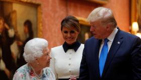 La Reina Isabel II junto a Donald y Melania Trump durante una visita en el Palacio de Buckingham.