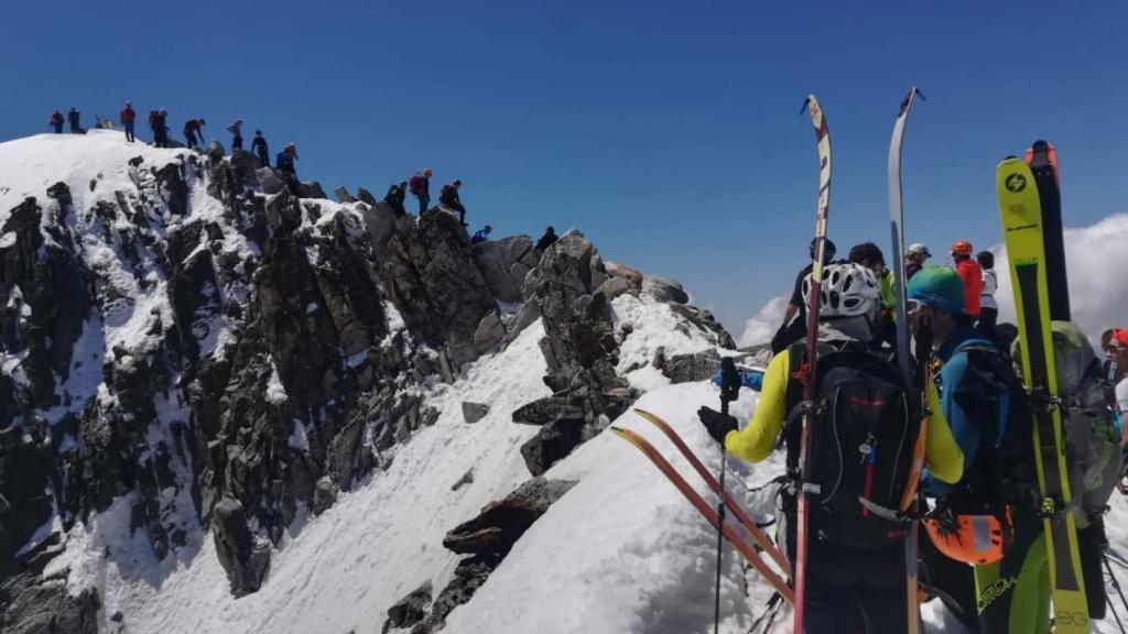 Masificación en la cima del Aneto el sábado pasado.