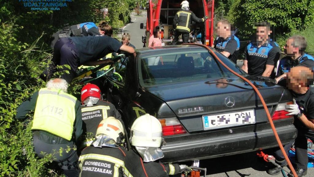 El coche de la joven, se precipitó por una cuesta, la arrolló e impactó contra el talud. Foto: Policía Municipal.