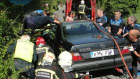 El coche de la joven, se precipitó por una cuesta, la arrolló e impactó contra el talud. Foto: Policía Municipal.