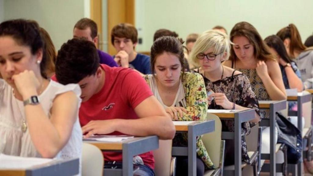 Los alumnos se han puesto muy nerviosos al ver que nadie resolvía sus dudas durante la primera media hora.