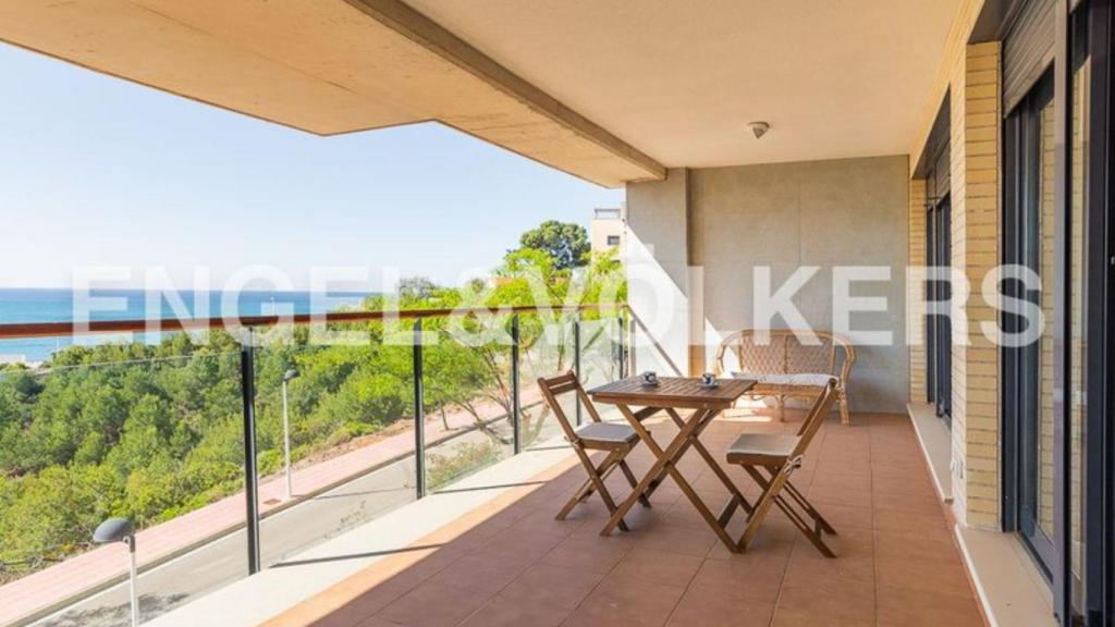 Terraza de un piso similar al que tiene Toni Cantó en Oropesa.