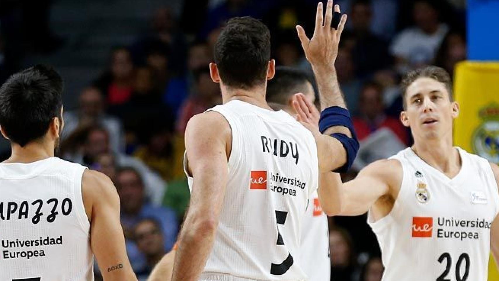 Piña de jugadores del Real Madrid de Baloncesto