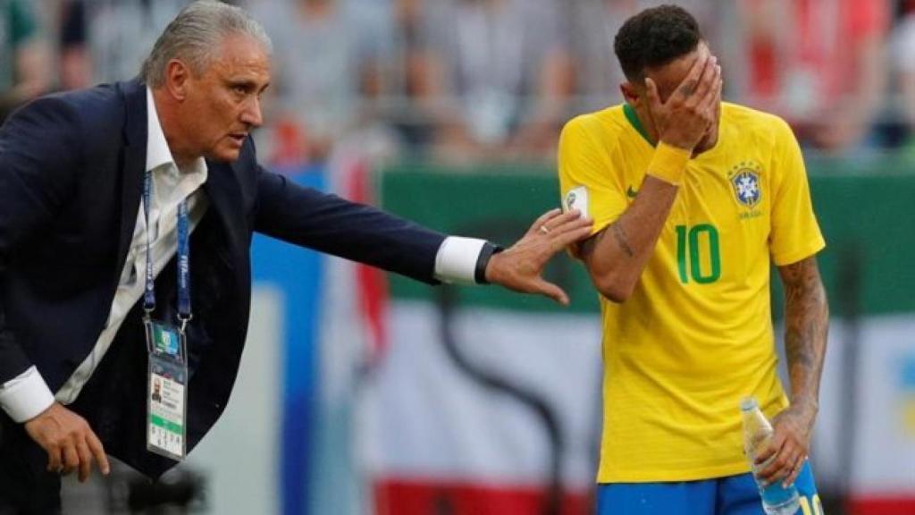 Neymar y Tite durante un partido.