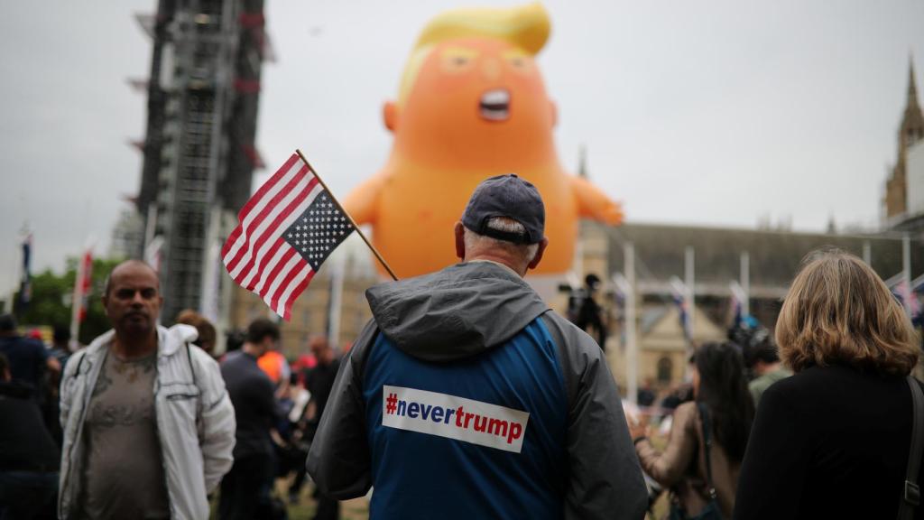 Trump se reúne con May rodeado de decenas de manifestaciones por todo el país