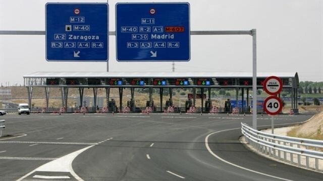 Cobro de peaje en una autopista madrileña