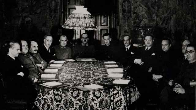 Primer Consejo de Ministros del Gobierno de Franco en Burgos en 1938.