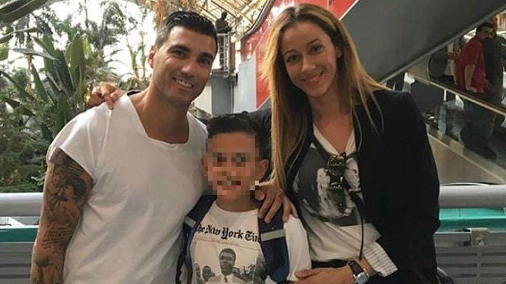 José Antonio Reyes, Ana López y su hijo en la estación de Atocha.