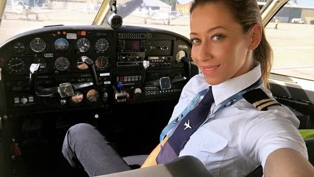 Ana López, a punto de pilotar un avión.