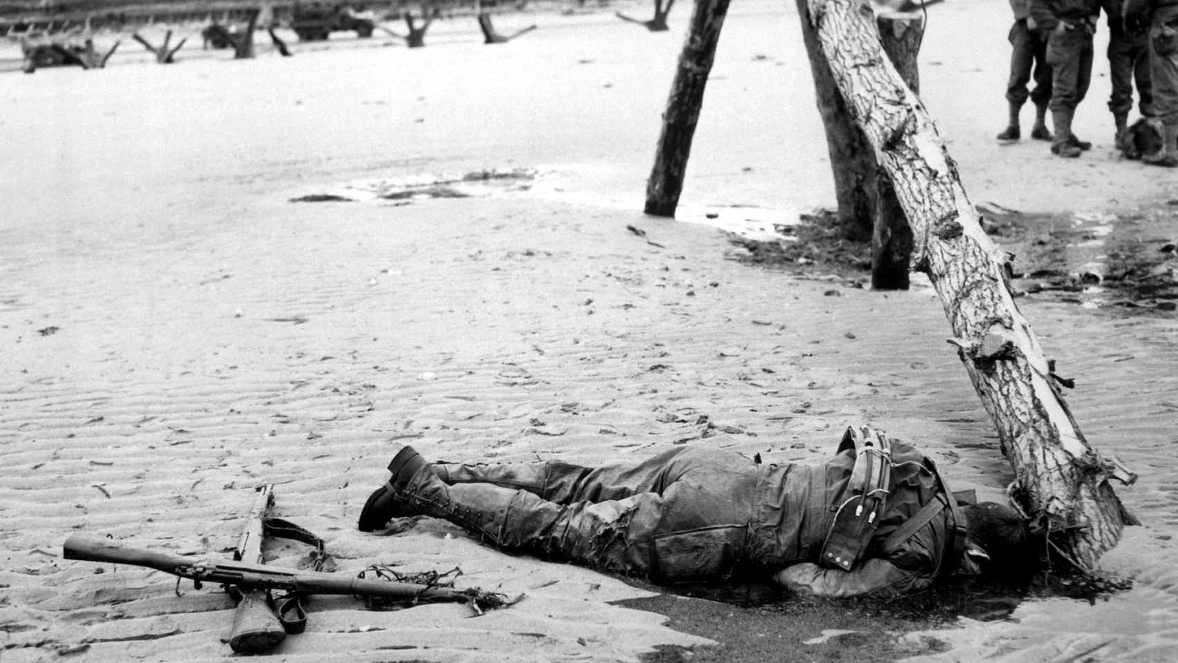 Un soldado americano muerto en una playa de Normandía