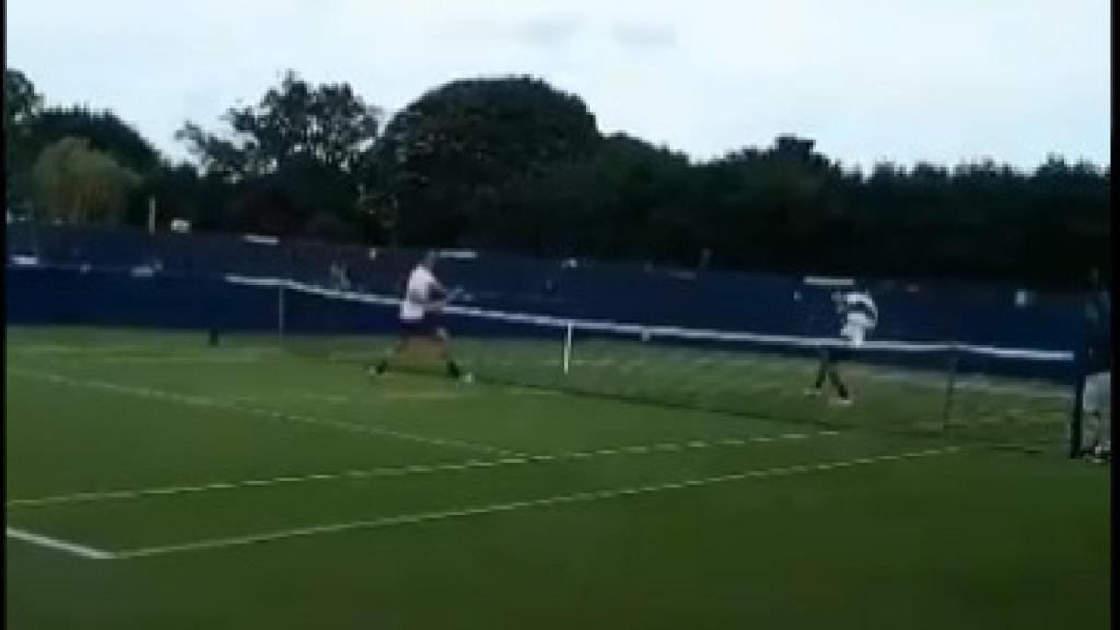 Kyrgios recibe un pelotazo de Kokkinakis