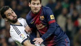 Arbeloa trata de parar a Leo Messi