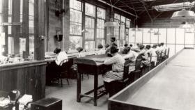 Mujeres pintando las esferas de los relojes con radio, para que brillara en la oscuridad.