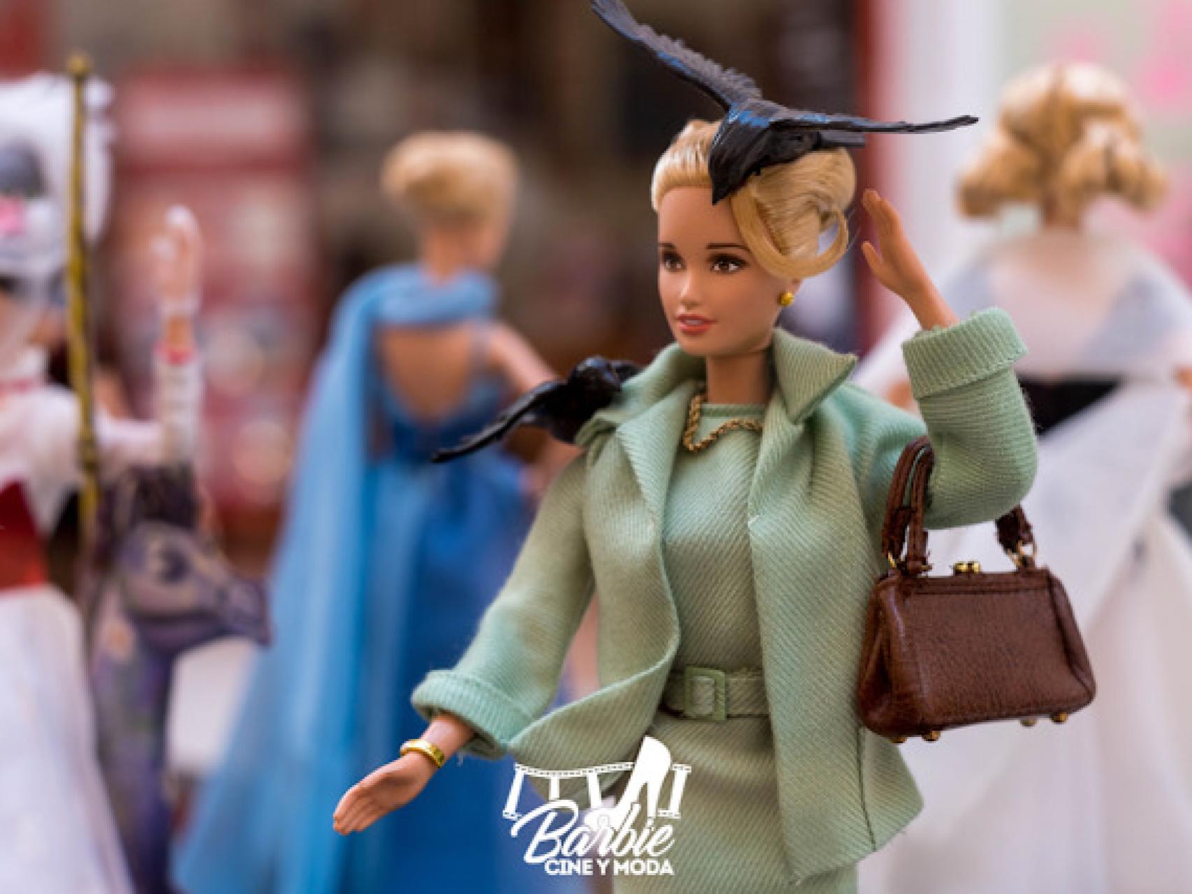 Barbie celebra sus 60 anos engalanada de cine y alta costura se viste de Grease y Titanic