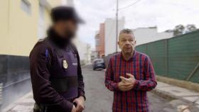 El presentador Alberto Chicote junto al agente de la Policía.