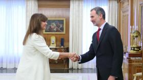 Laura Borràs, diputada de JxCat, con el rey Felipe VI en Zarzuela este jueves.