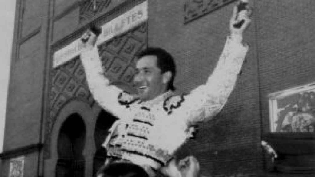 César Rincón a hombros en su primera Puerta Grande en Madrid: vendrían otras tres consecutivas