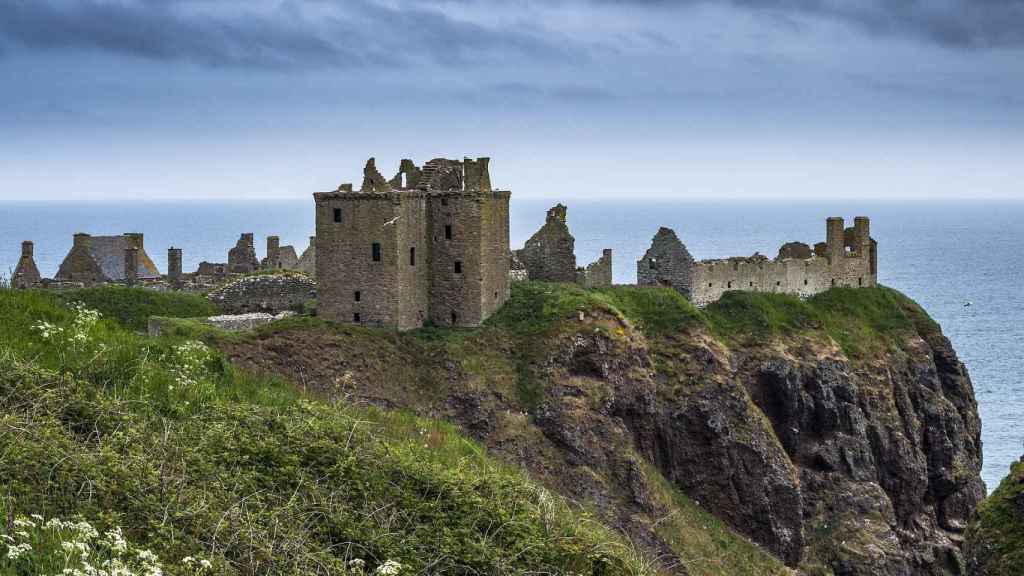 Dunnottar Castle a los pies de un acantilado, desafiando al mar del Norte.