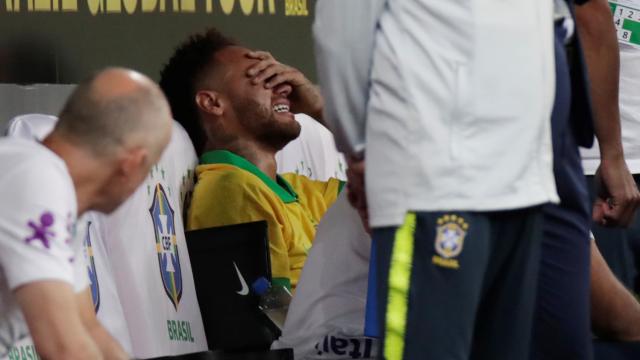 Neymar llora desconsoladamente tras su lesión en el tobillo