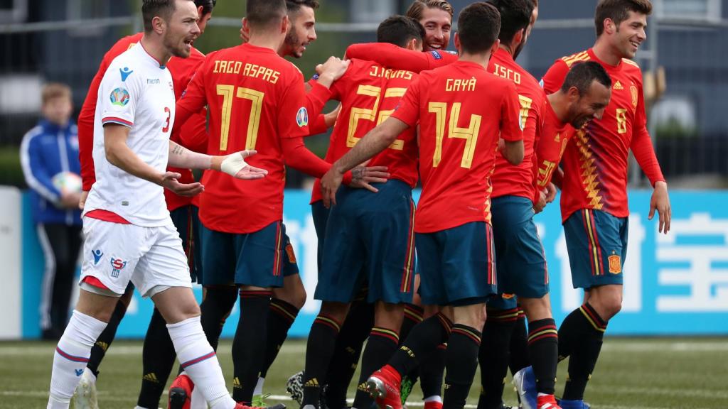 España celebra en piña el gol de Ramos contra Islas Feroe