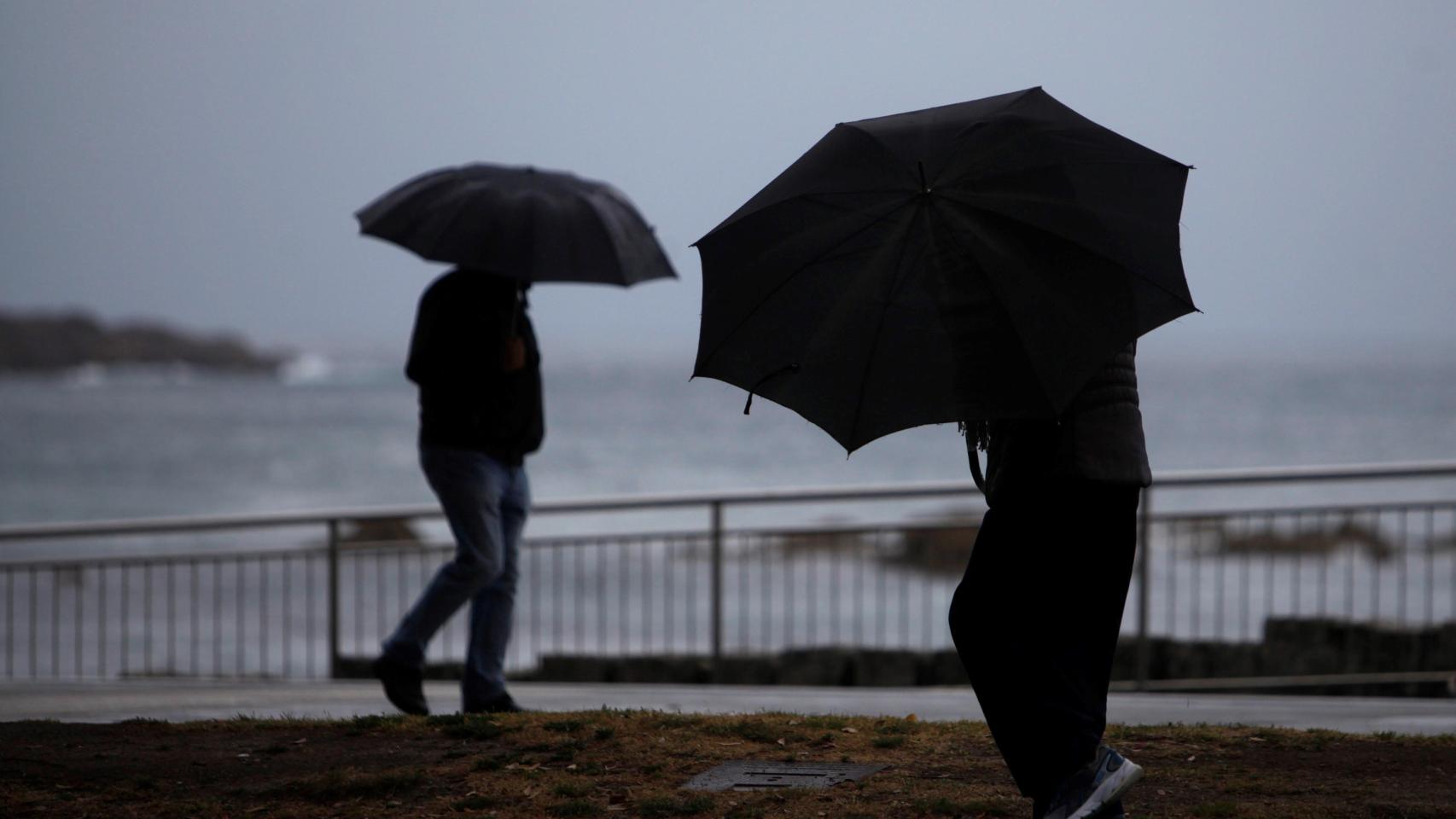 Dos personas caminan por el paseo marítimo de La Coruña. EFE / Cabalar.