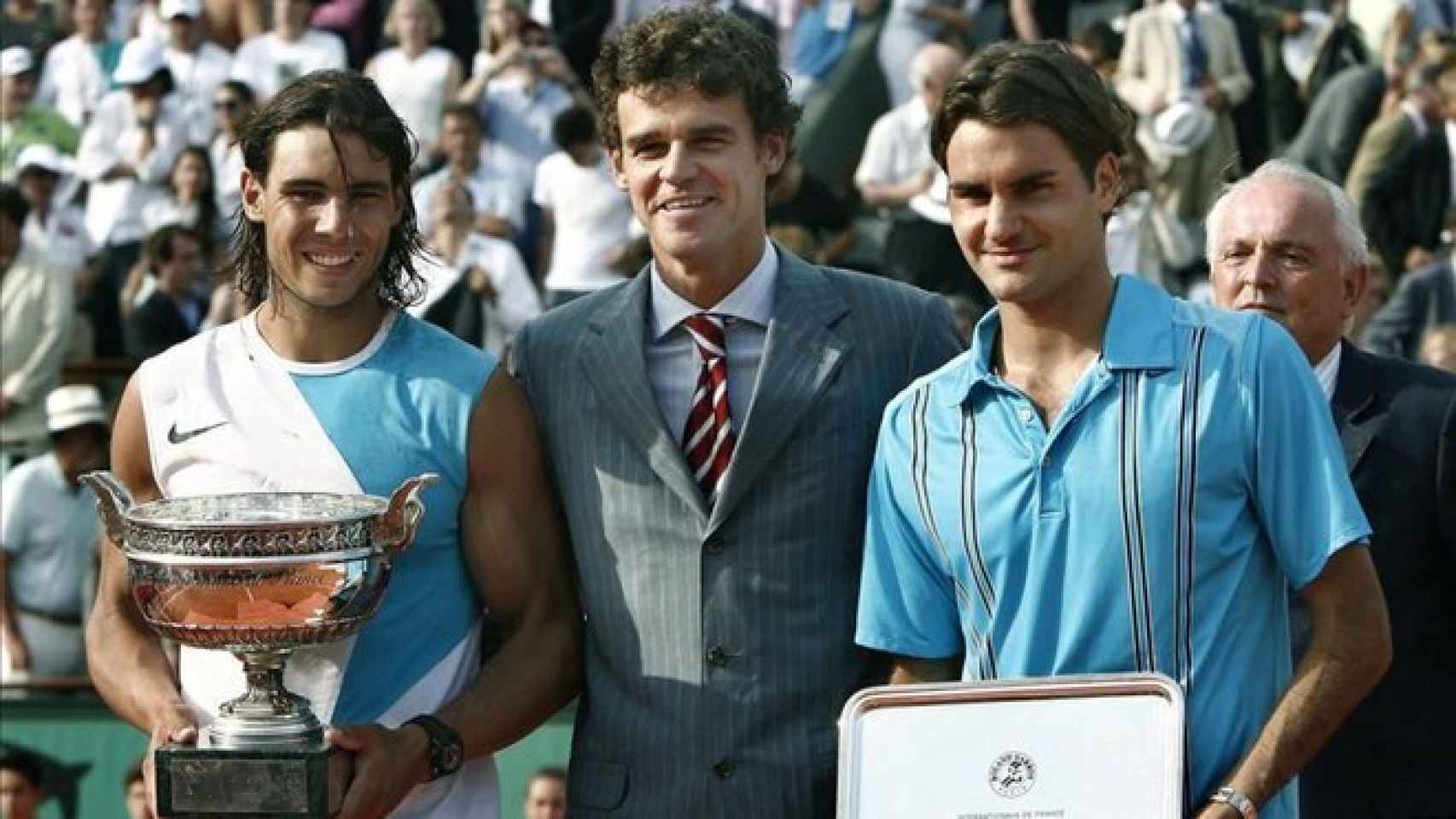 Guga Kuernte, junto a Nadal y Federer, en la ceremonia de campeones de Roland Garros 2007